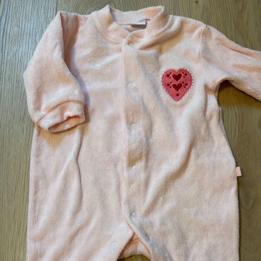 Vintage bambini terry cloth baby girl sleeper with heart 6-12 m